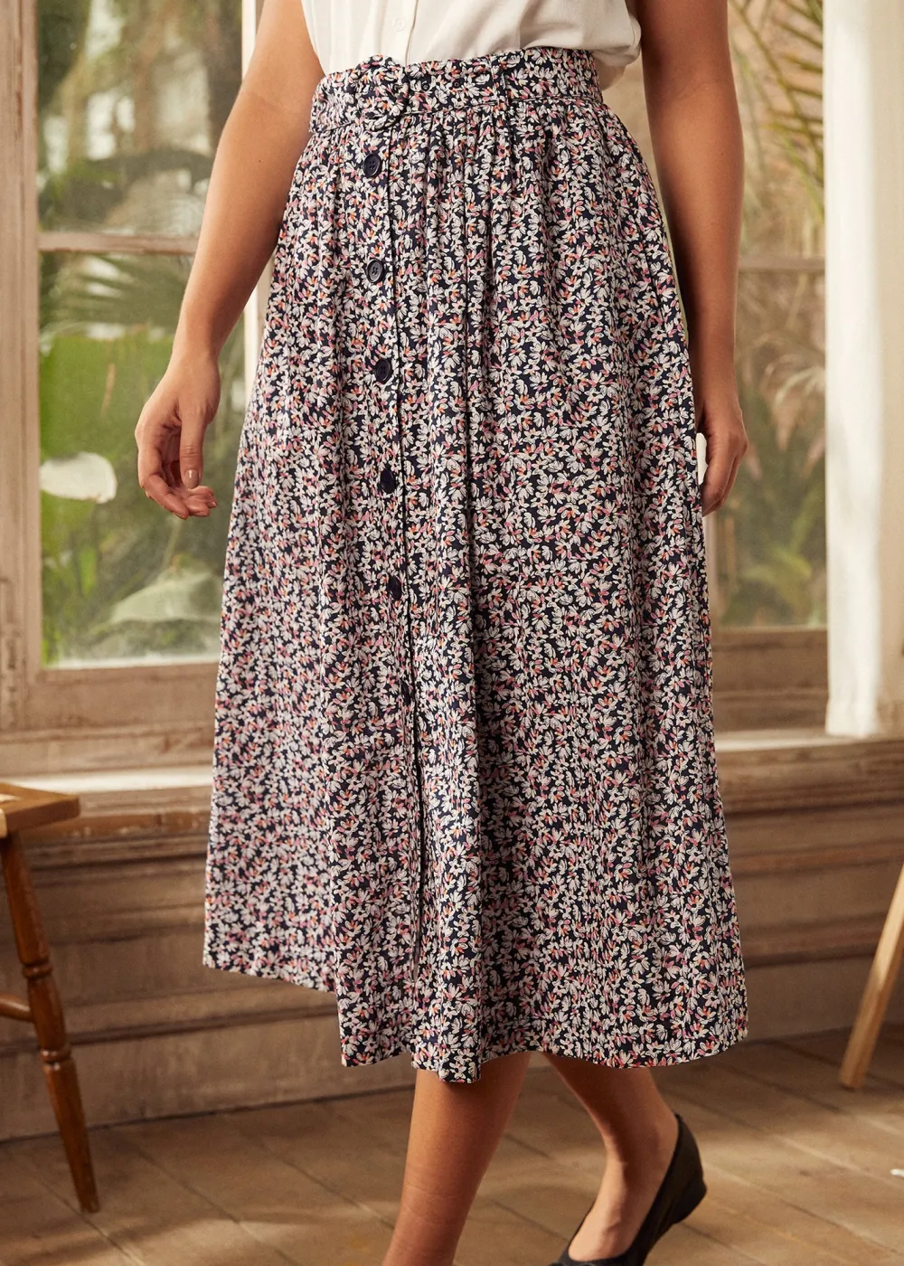 Daylight Saunter Skirt Navy Floral Hot