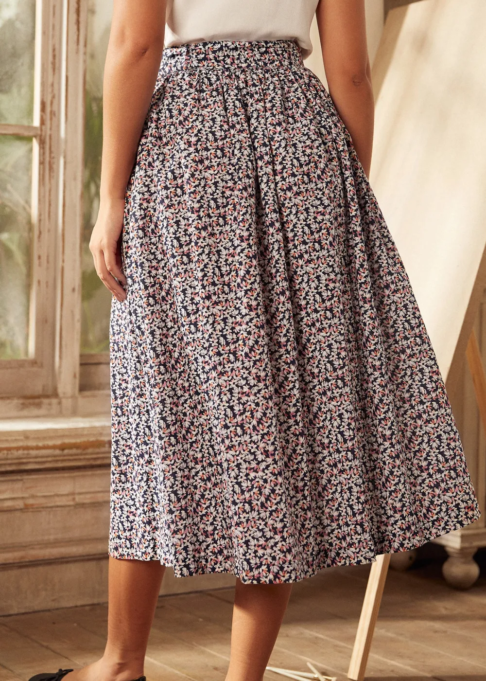 Daylight Saunter Skirt Navy Floral Hot